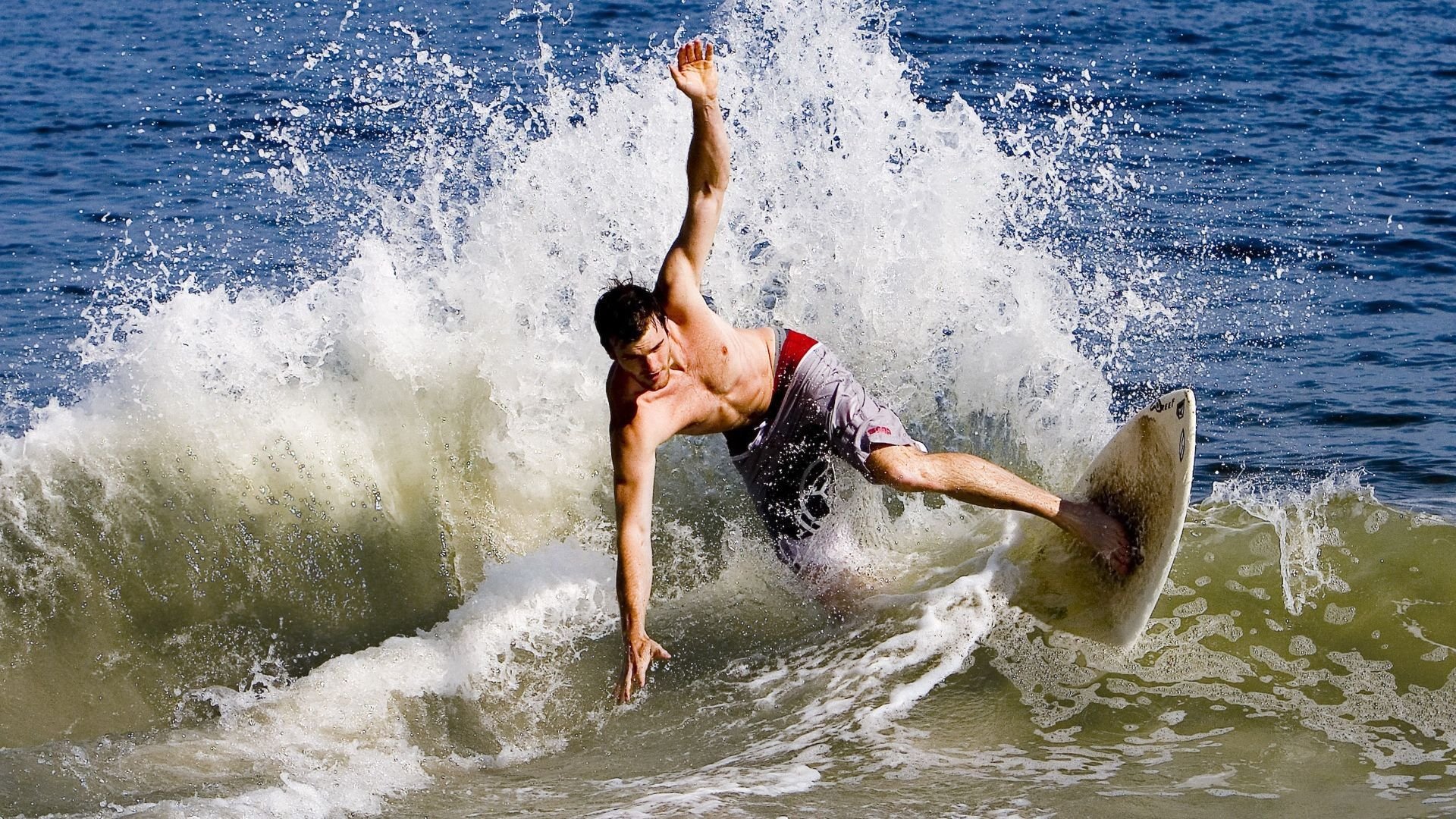 倒三角中场释放边路进攻空间，倒三角是什么运动